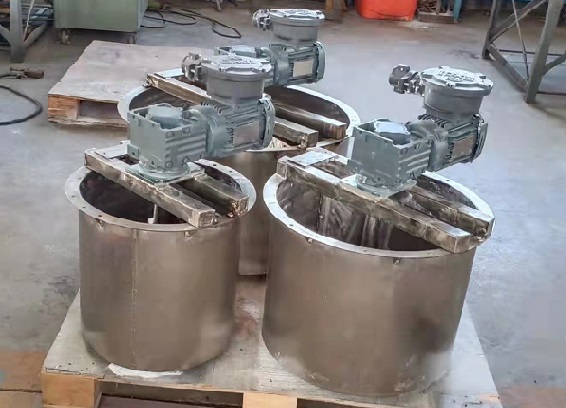 攪拌加藥設(shè)備上使用直角齒輪減速機(jī).jpg