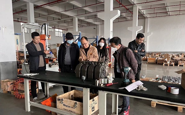 邁傳歡迎上海輸送機設備廠家來廠區進行減速機項目合作考察