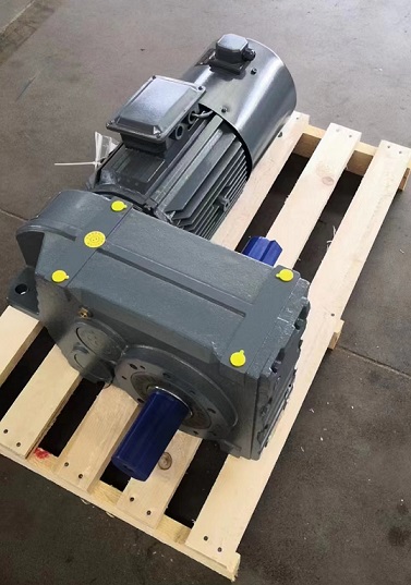 雙螺桿擠出機(jī)上用的平行軸雙軸輸出減速機(jī).jpg